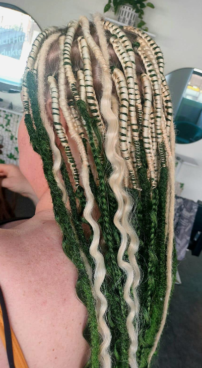 Blonda flätor grönt